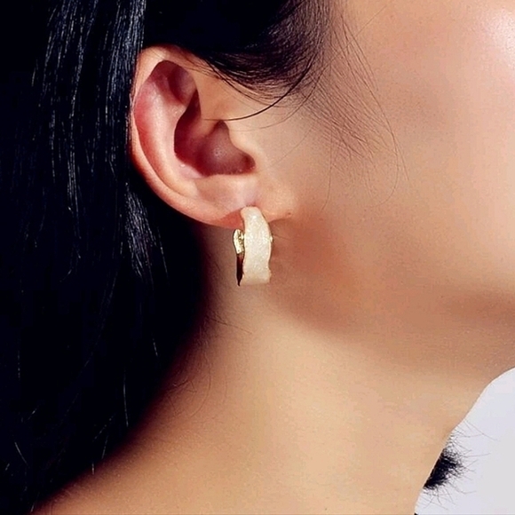 💖 2/$30 Gold chunky hoop glitter white minimalist boho casual earrings - Picture 1 of 17